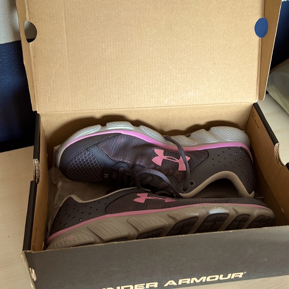 New In Box NIB Under Armour Micro G Assert 5 Running Shoes - Size 8